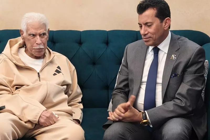 وزير الرياضة يطمئن على الحالة الصحية لحسن شحاتة 